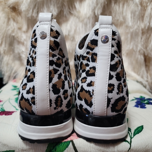 NWOT.  J/slides Urban Sport Sneakers.  Size 8M.  (190) - Picture 8 of 9